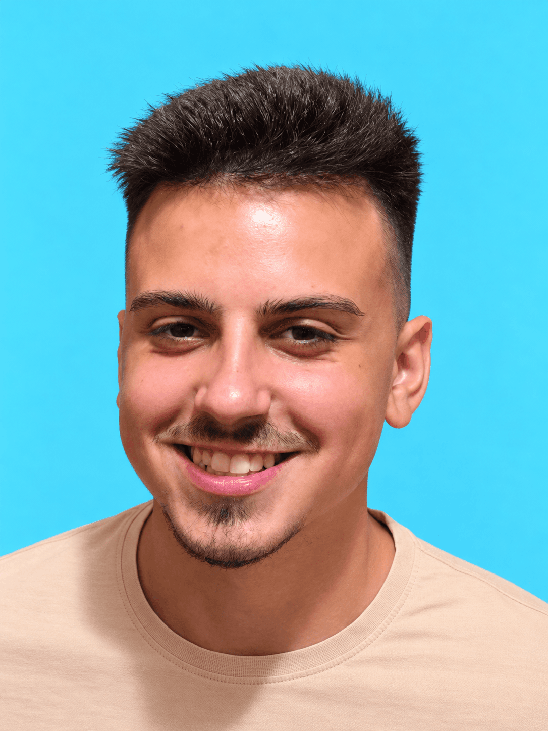 Nasmejan mladenič na turkiznem ozadju-1.png