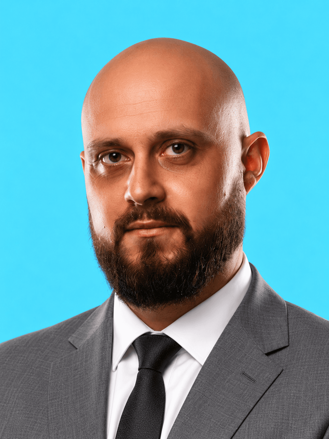Tesni portret bradatega moškega na turkiznem ozadju-2.png